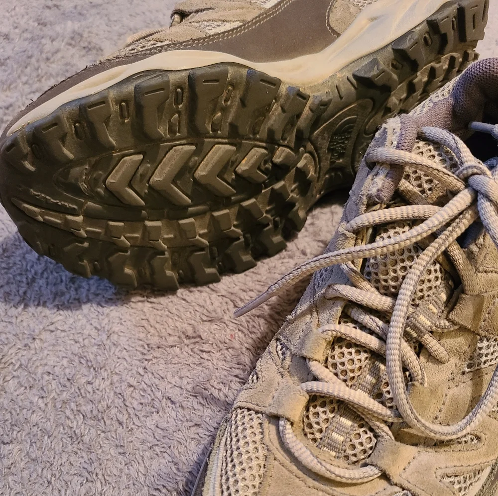 Woman's The North Face Hiking Shoes sz 6.5 - Picture 4 of 4